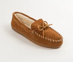 'Minnetonka' Men's Pile Lined Hardsole Moc Slipper - Brown (Ext. Sizes)